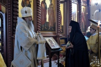 В день памяти первоверховных апостолов митрополит Артемий совершил Божественную литургию в Петропавловском женском монастыре