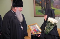 Митрополит Артемий наградил медалью РПЦ сотрудницу Хабаровской епархии