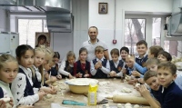Ученики РКШ научились печь просфоры