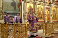 В праздник Воздвижения Креста Господня владыка Артемий совершил Божественную литургию в кафедральном соборе