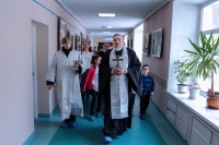 Прихожане Елизаветинского храма поздравили с Рождеством Христовым пациентов Дорожной больницы