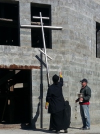 Установлен крест на купол строящегося Никольского храма посёлка Новое Устье