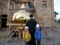 В Охотске завершилась установка купола на строящийся храм