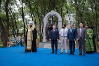 Глава Приамурской митрополии и губернатор Хабаровского края открыли памятник покровителям семьи, любви и верности