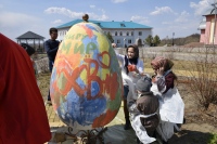 Огромные пасхальные яйца расписали в Петропавловском женском монастыре