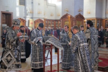Митрополит Артемий совершил чинопоследование с чтением акафиста Божественным Страстям Христовым в кафедральном соборе 20 марта 2022 года